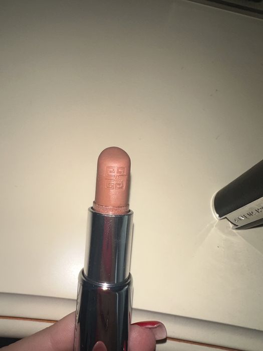 Помада Givenchy бежевая