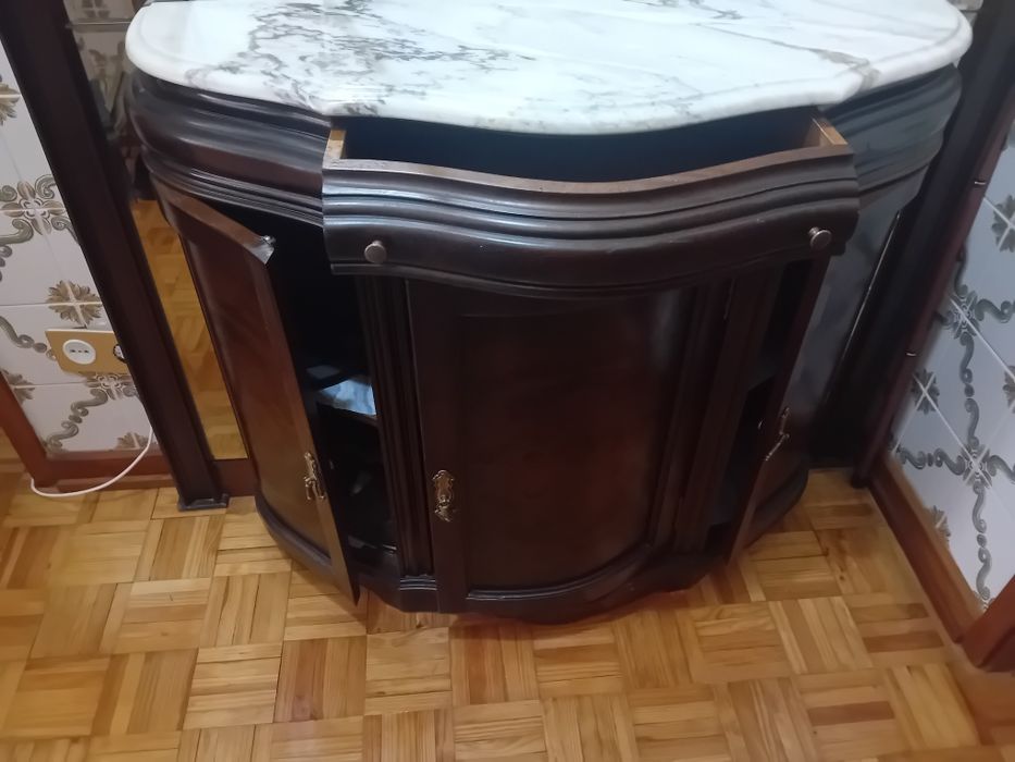 Móvel com espelho