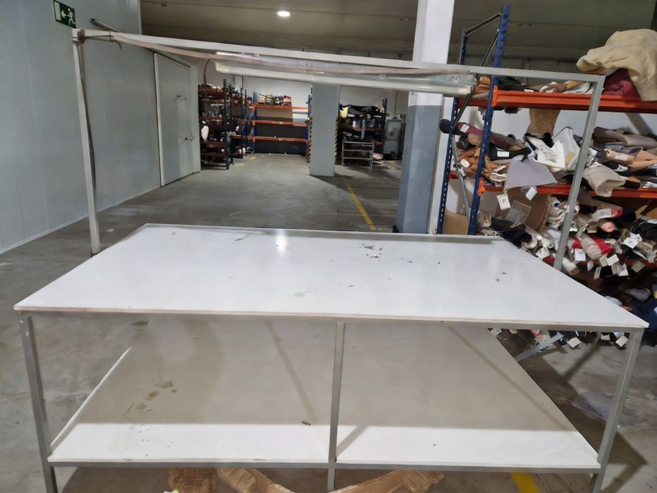 Mesa Trabalho Industrial Tampo Branco Iluminação Felgueiras