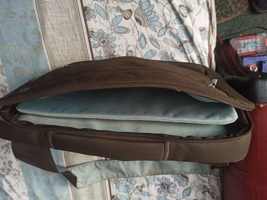 Фірмова сумка для ноутбука 17" Belkin Messenger Bag
