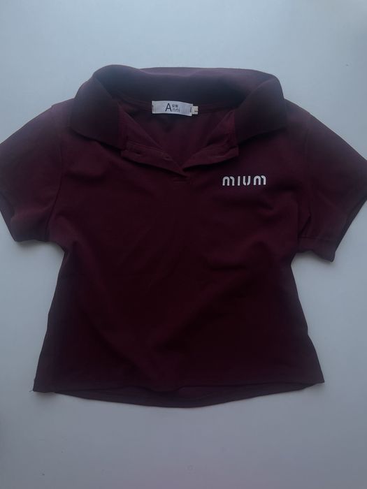 Бордовий костюм спідниця-шорти та поло в стилі Miu Miu
