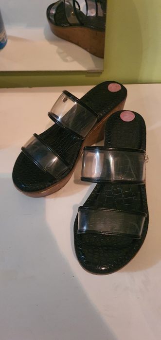 Klapki na koturnie DNKY 37
