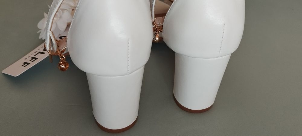 Sapatos de mulher (brancos)