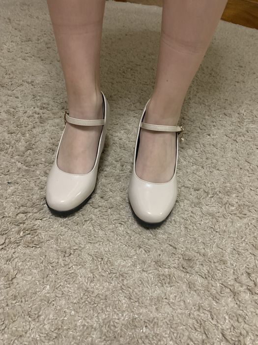 Нарядні бежеві туфлі на середньому каблуку з ремінцем 39 розмір