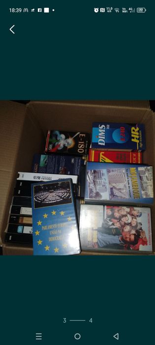 Caixa com VHSS antigos