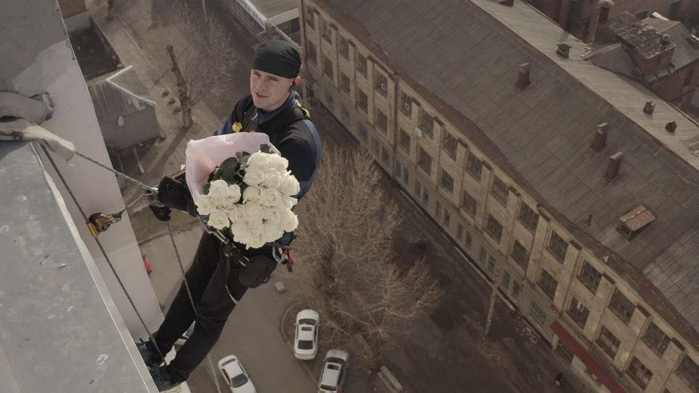 Поздравление альпинистами ! Подарок через окно !