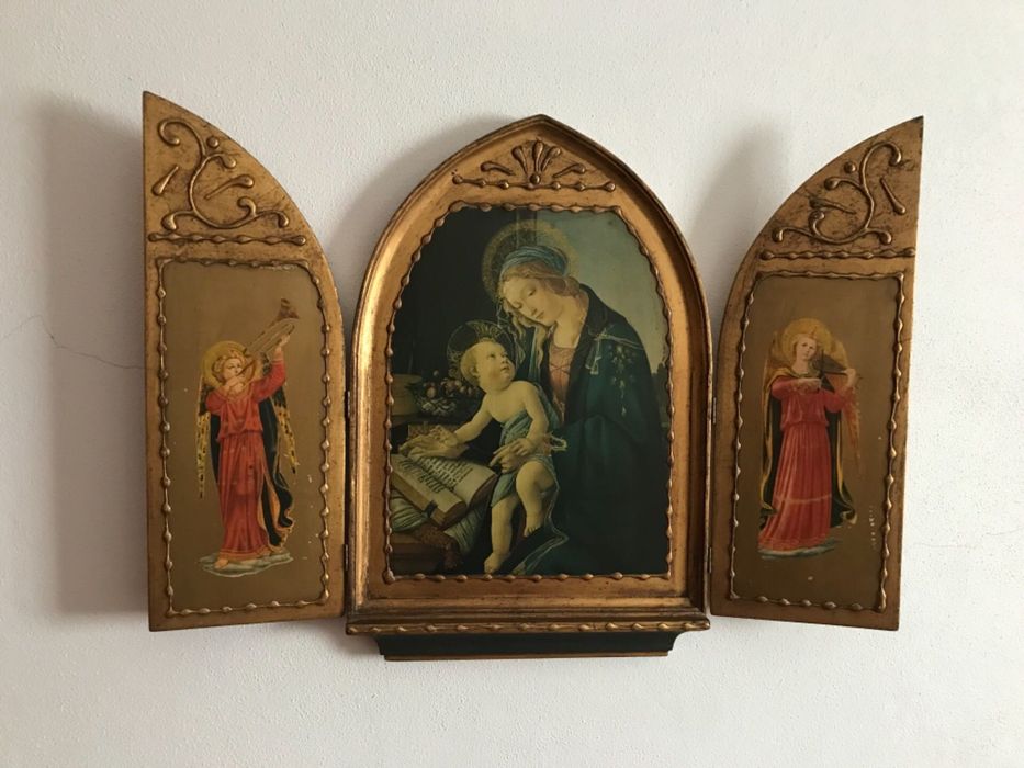 Diversos quadros e pinturas em muito bom estado de conservação.