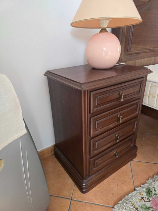 Cama | mesas de cabeceira | cómoda | espelho