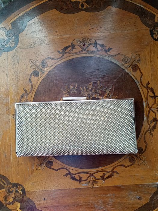 Золотистый клатч