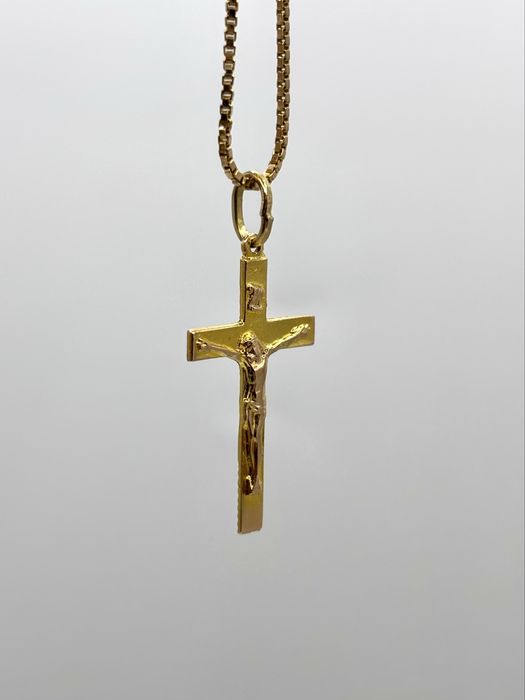 Złoty krzyżyk z łańcuszkiem