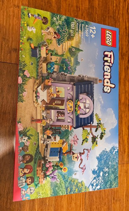 Lego Friends 42669, Dom pszczelarzy i kwiatowy ogród