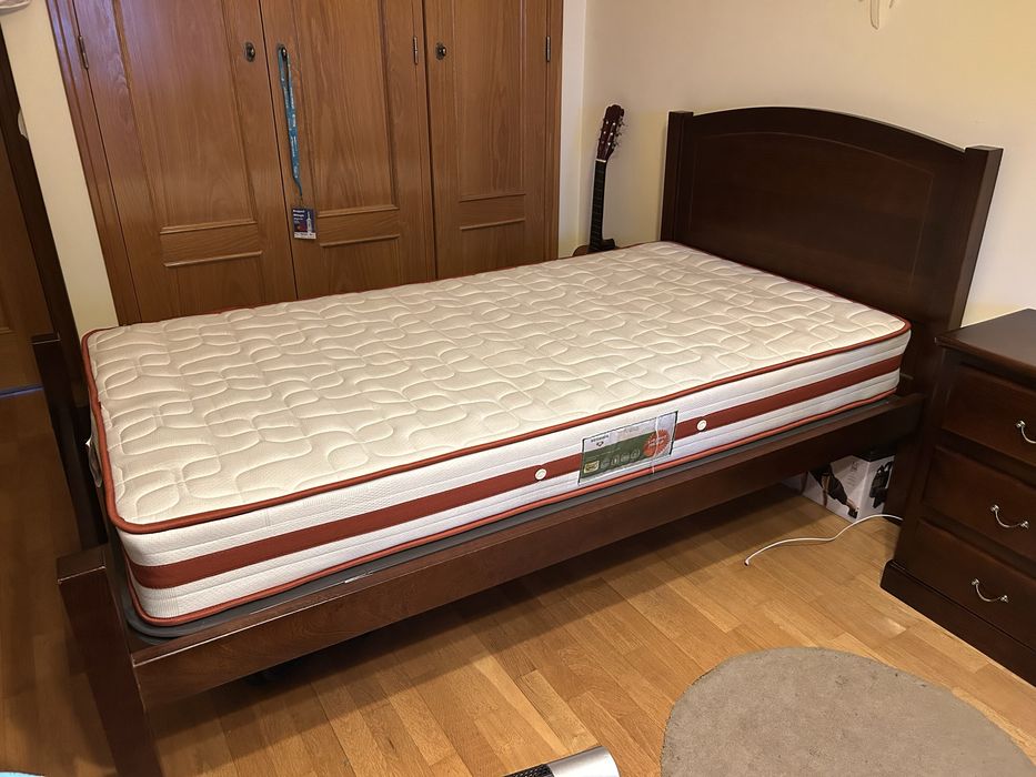 Cama de solteiro + mesa de cabeiceira