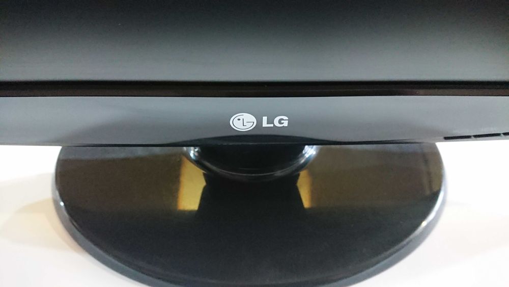 Монитор LG Flatron W2243T 22" Widescreen Full HD DVI VGA