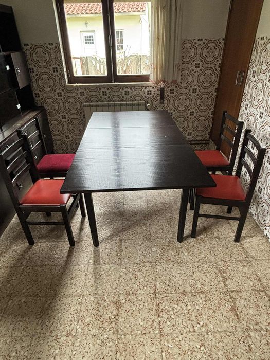 Mesa e cadeiras incluidas