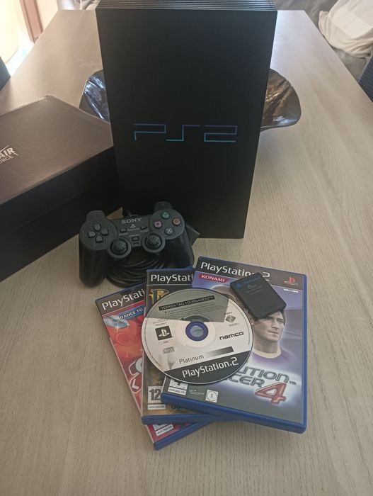 PlayStation 2 FAT (PS2) e cabos + comando e 4 jogos + cartão de memória