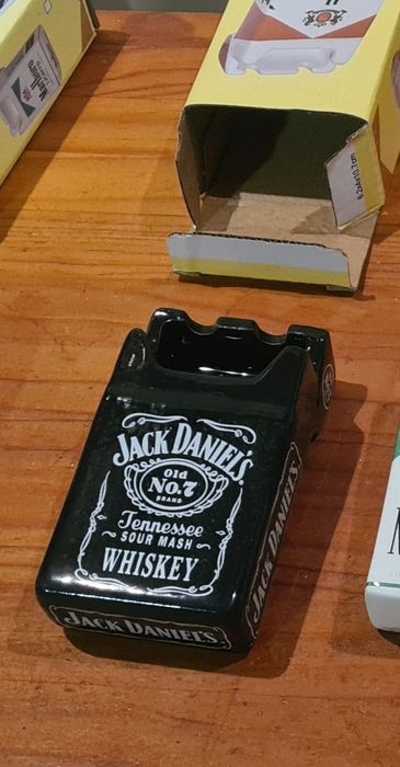 Cinzeiros Marlboro e Jack Daniels