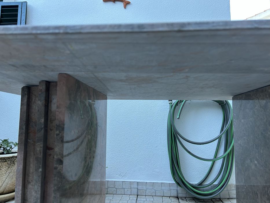 Vendo mesa toda em marmore.