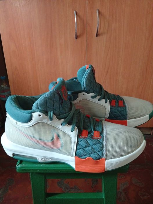Кроссовки Nike LeBron.