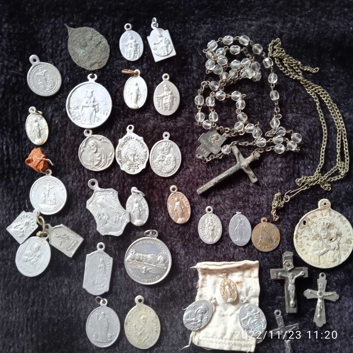 Szkaplerze medaliki stare całość