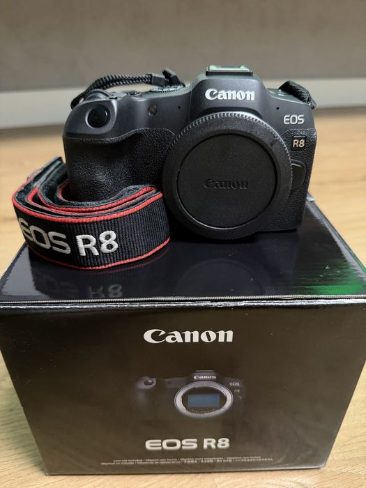 Canon Eos R8 bogaty zestaw, niski przebieg