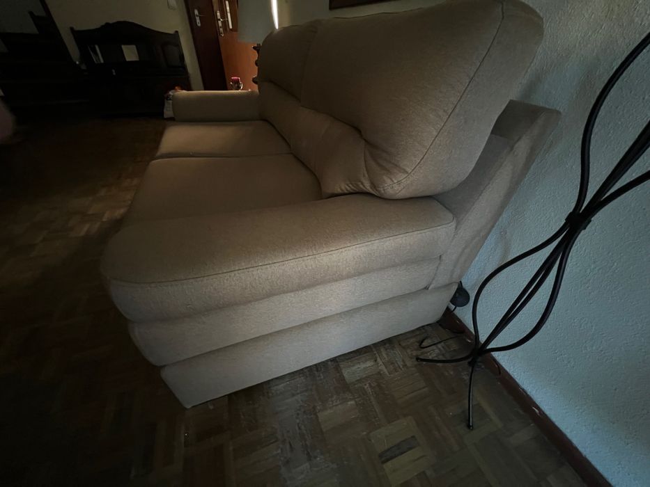 Sofá bege confortável