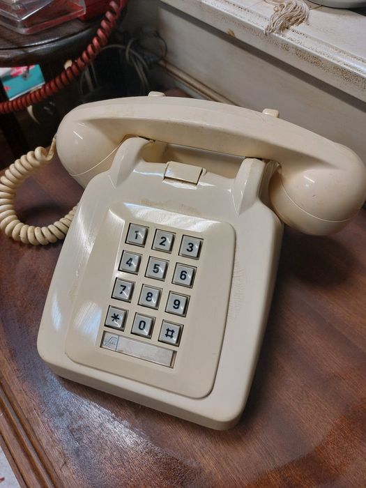 Telefone fixo analógico com botões de pressão com teclado numérico

Co
