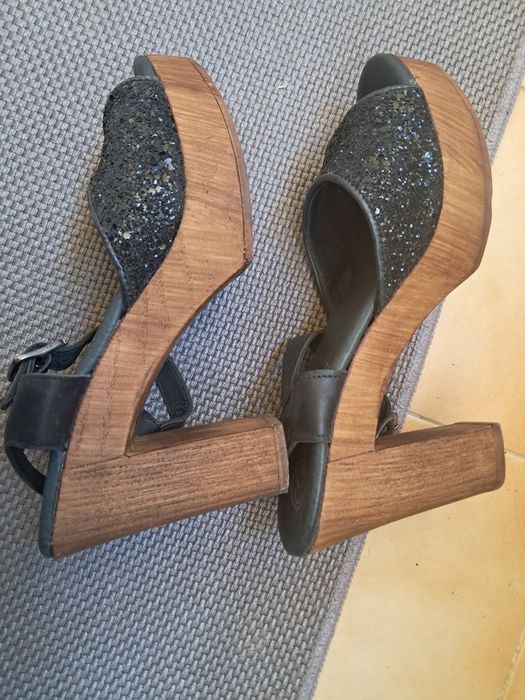 Sandalias em pele e madeira