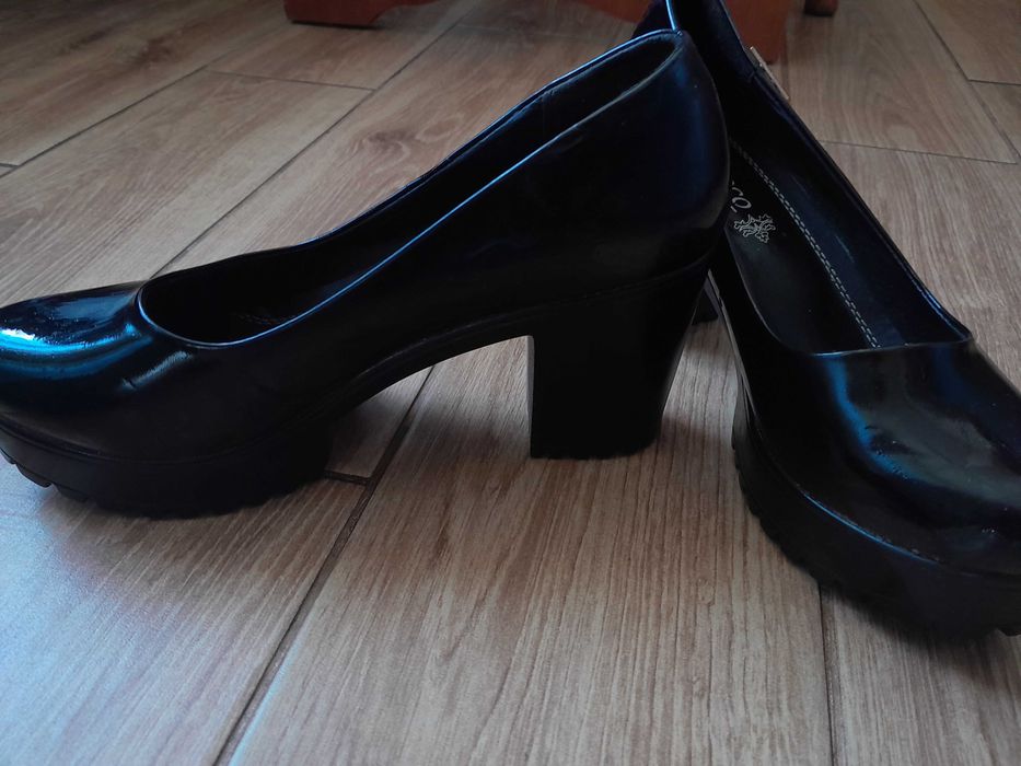 Женские черные кожаные туфли на каблуке