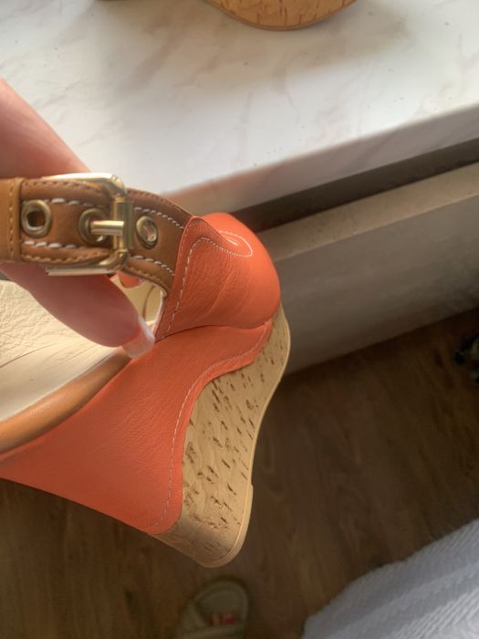 Sandałki na koturnie skóra koralowe
