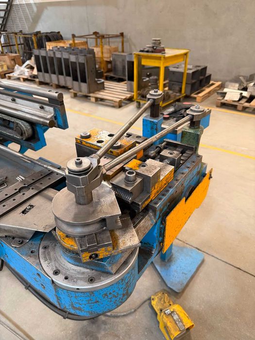 Máquina de Curvar Tubo CNC