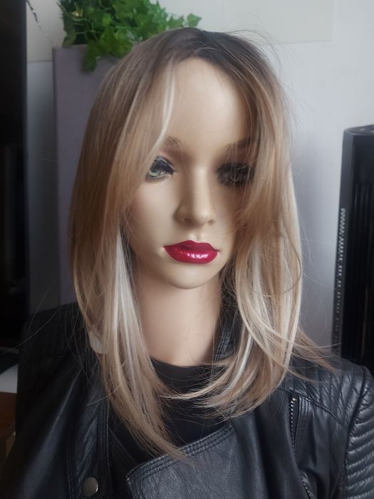 Peruka wlosy syntetyczne, mix blond brąz pasemka czepek 56-59cm
