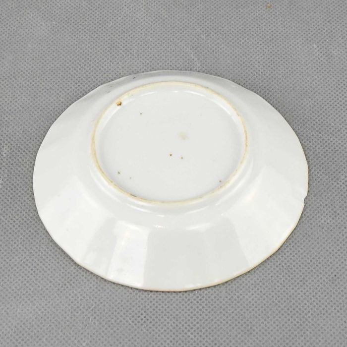 Taça e pires Porcelana China, Qianlong, decorada na Holanda–Sec. XVIII