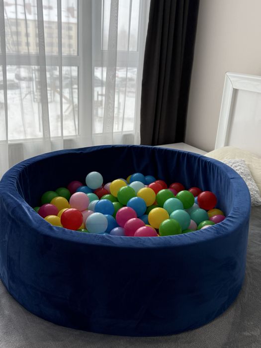 Сухий басейн з кольоровими кульками для дітей