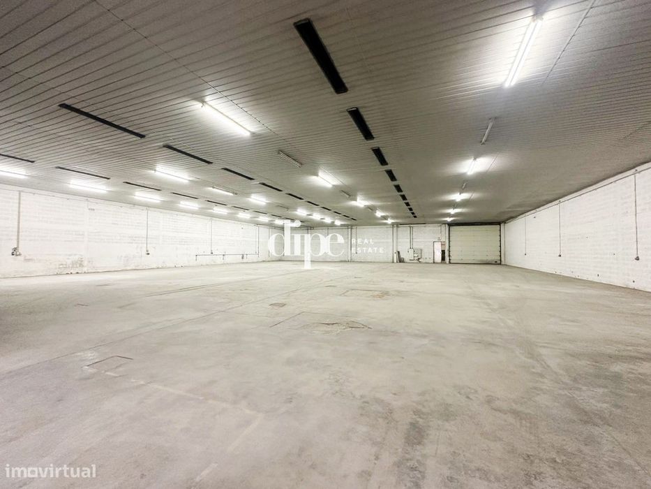 Arrendamento | Armazém com 1282m2 em Guimarães