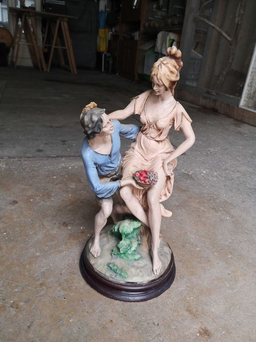 Estatueta com base de madeira, 45 cm