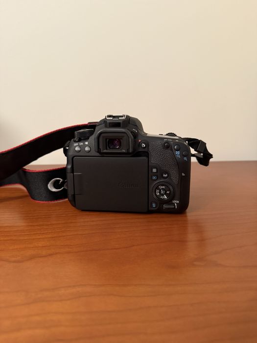 Canon 77D com extras