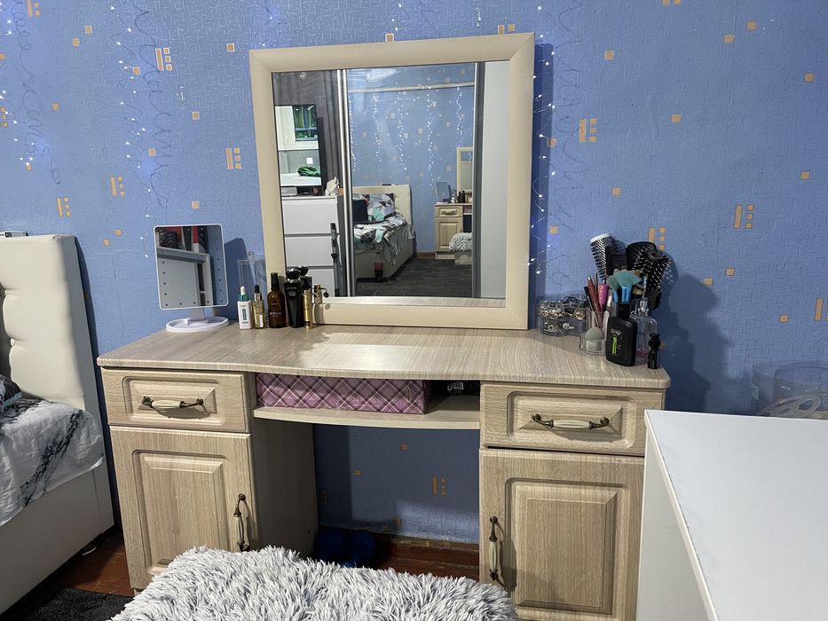 Трюмо, туалетний столик, косметичний столик