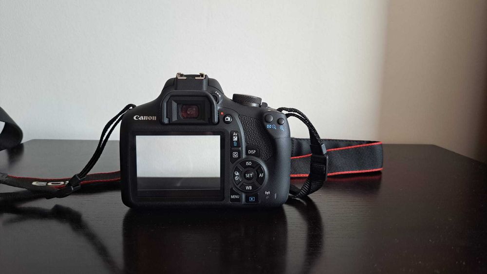 Câmara Canon EOS 2000D