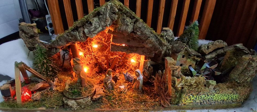 Szopka bożonarodzeniowa z pozytywką ruchoma