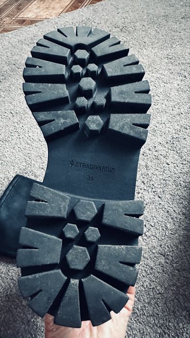 Жіночі чобітки-панчохи.