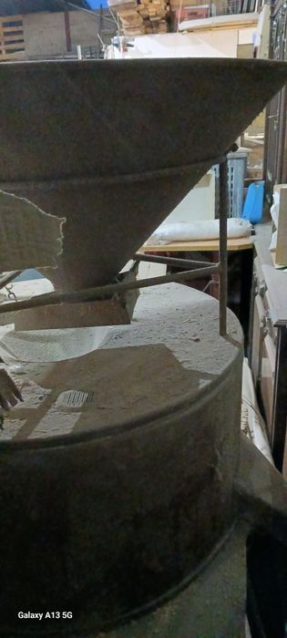 Moinho de pedra elétrico manofasico esta a trabalhar normal