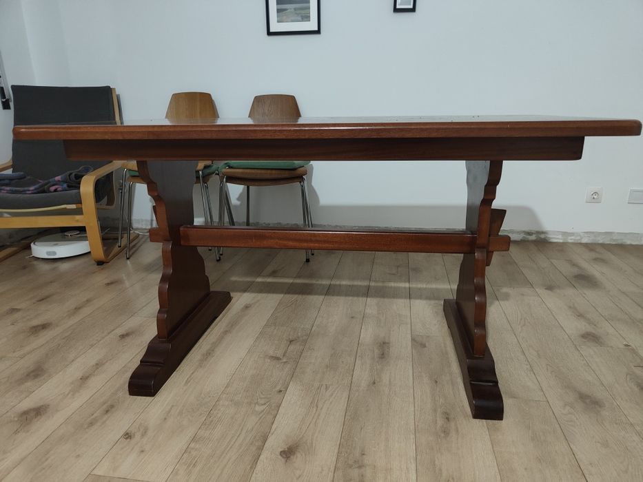 mesa de refeição em mogno