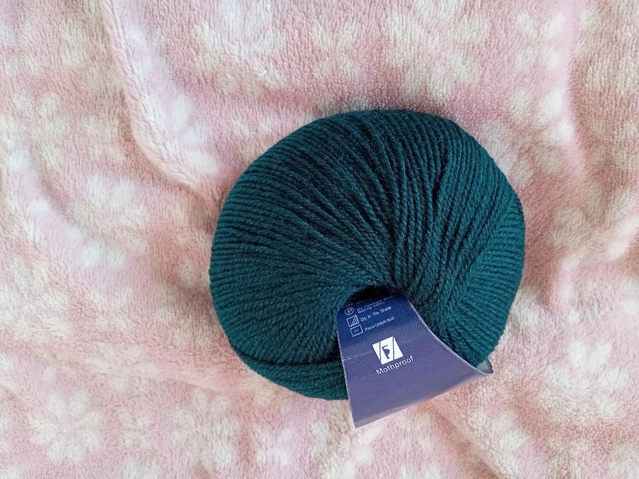 Wełna 95%, ciemna zieleń. 50g.