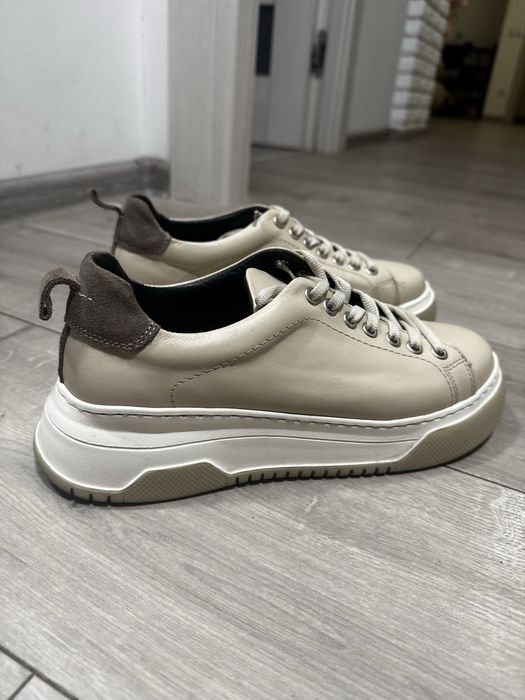 Продам женские ботинки , 38 размер , состояние новых , кожа