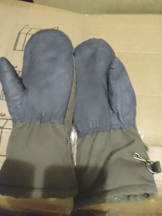Перчатки   серые