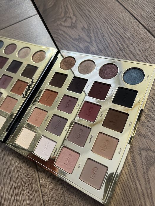 Палетка тіней від Tarte