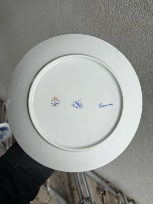 Varios pratos comemorativos