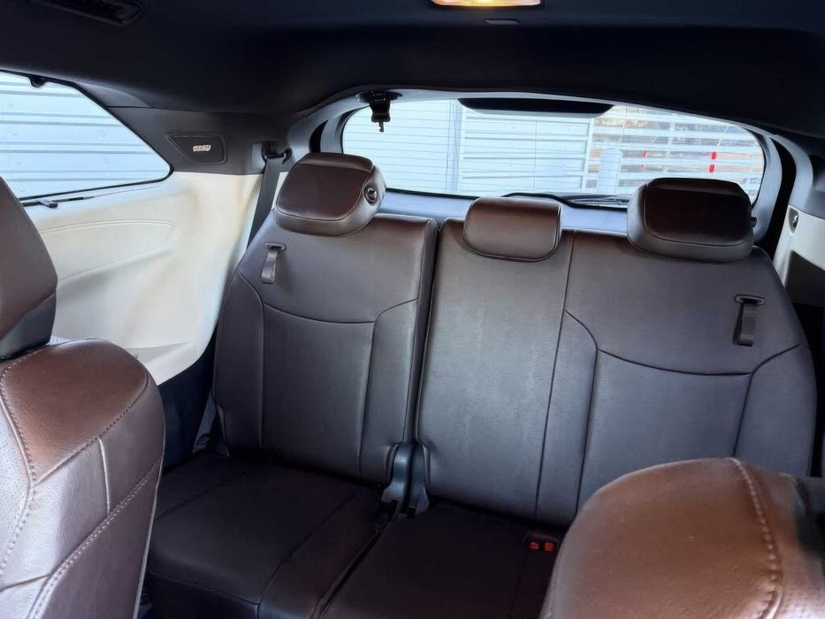 Toyota Sienna Platinum 7-Passenger      2023