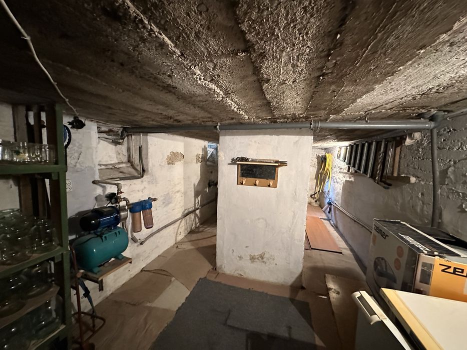 В центрі біля парку півособняк з 2 кухнями та гарному стані 5 кімнат