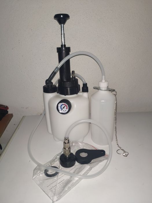 Bomba para substituição de óleo de travõeses